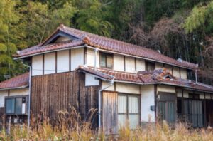 空き家の劣化スピードはどれくらい？放置すると何が起きるのかを徹底解説｜数ヶ月で進むカビや腐食、1年後に起こる雨漏りや資産価値の低下など空き家のリスクを詳しく紹介｜劣化の原因や具体的な進行目安、管理方法や対策、売却を検討すべきタイミングまでわかりやすく解説【空き家所有者必見】
